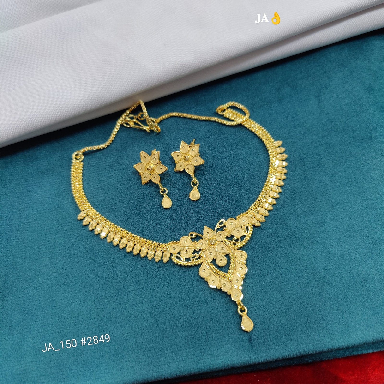 Royal Floral Filigree Gold Necklace Set DN-2849